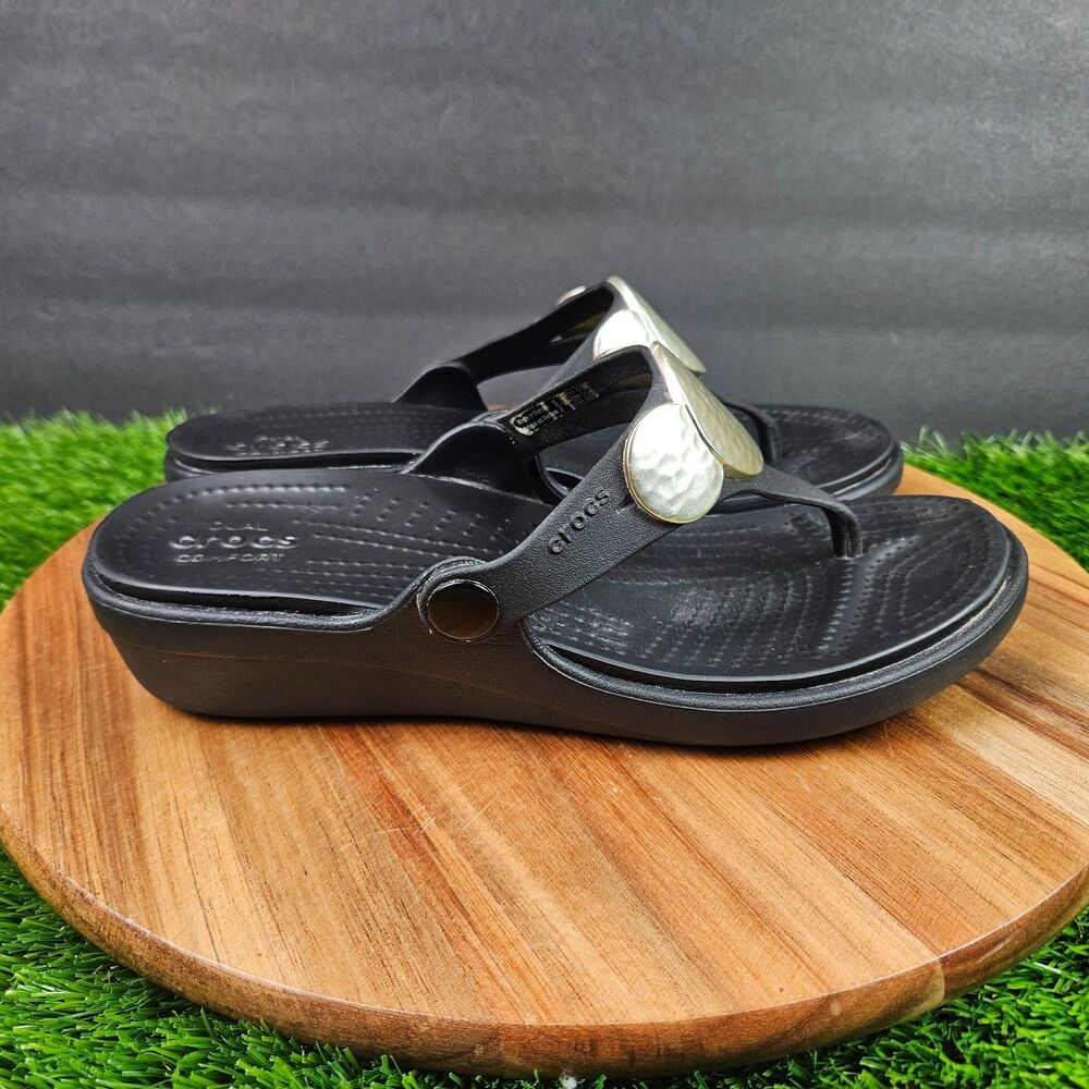 Crocs Sanrah Sandals 7 Women’s Wedge Thong Flip Flops Hammered Silver Black